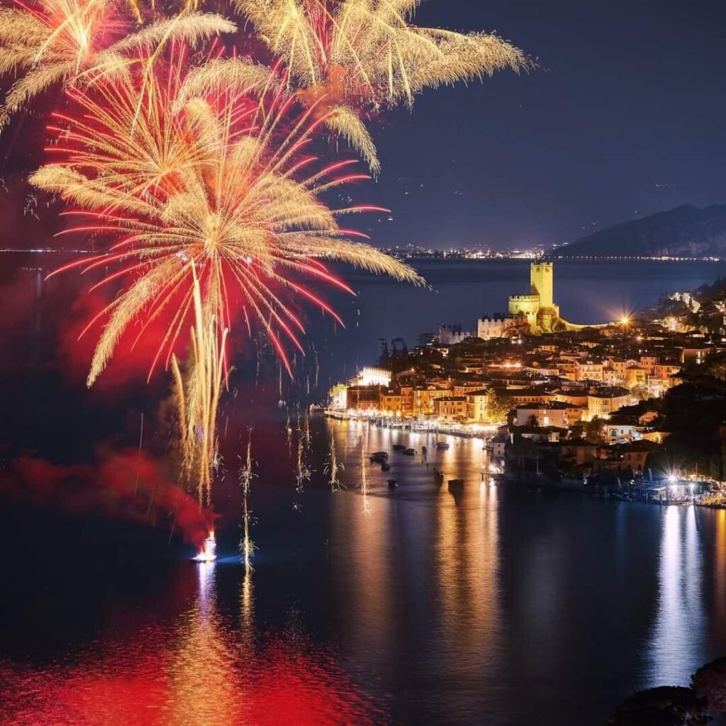 Feuerwerk über dem Hafen von Malcesine mit der Skaligerburg