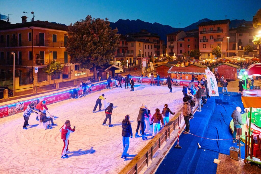 Eisbahn und Weihnachtshütten auf der Piazza in Malcesine